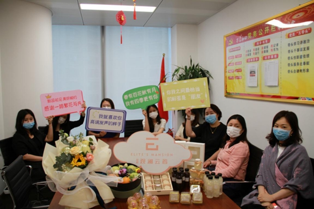 1591060759450922.jpg 媒體合影配圖