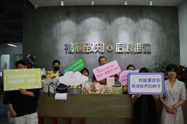 1591060847544182.jpg 媒體合影配圖