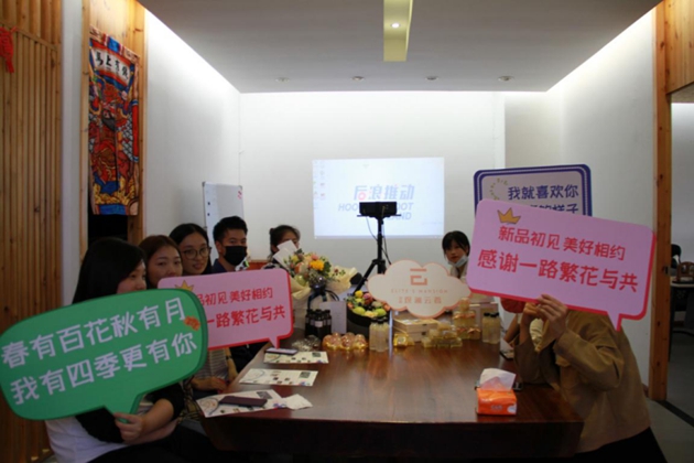 1591060863659910.jpg 媒體合影配圖